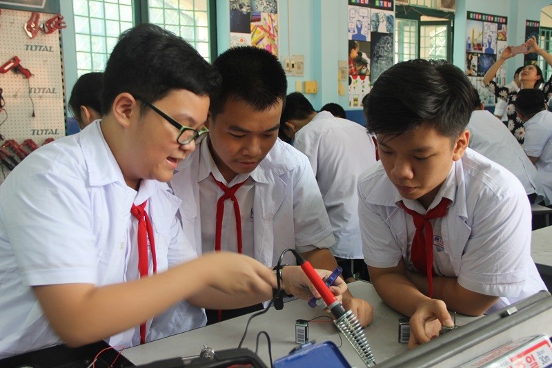 Học sinh Trường THCS Lê Quý Đôn (Quận 3, TPHCM) thực hành trong phòng STEM.