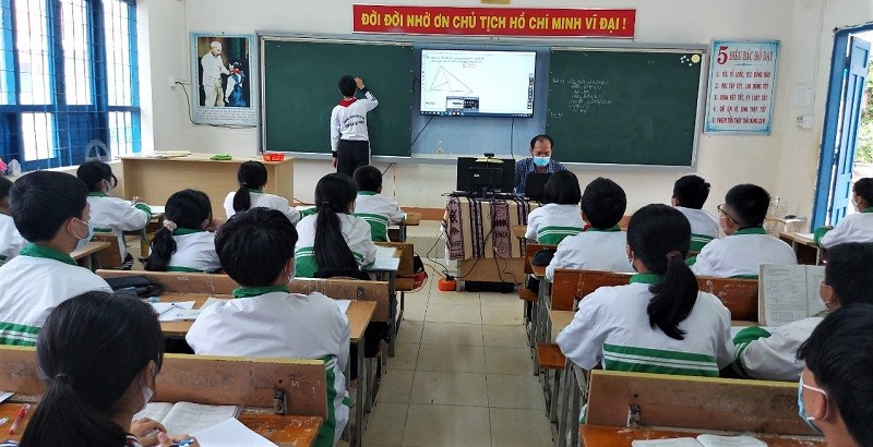 Một tiết dạy kết hợp trực tiếp và trực tuyến của thầy Nguyễn Châu Long, Trường THCS Nguyễn Tất Thành.