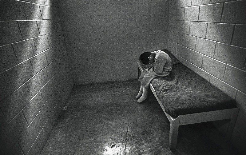 Thuở thiếu niên, Monasterios từng bị tạm giam 3 tuần trong phòng biệt giam và không muốn phải quay lại bất cứ lần nào nữa.