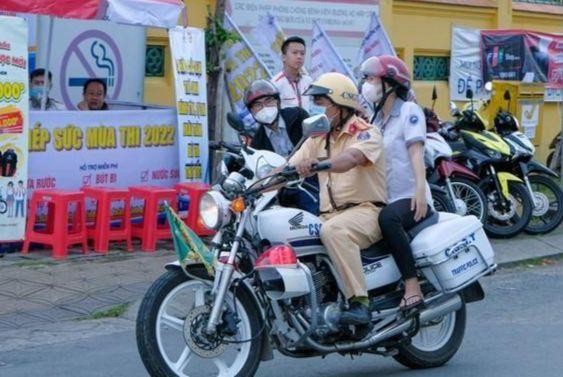 Thiếu tá Nguyễn Tường Duy hỗ trợ thí sinh lấy giấy báo dự thi. 