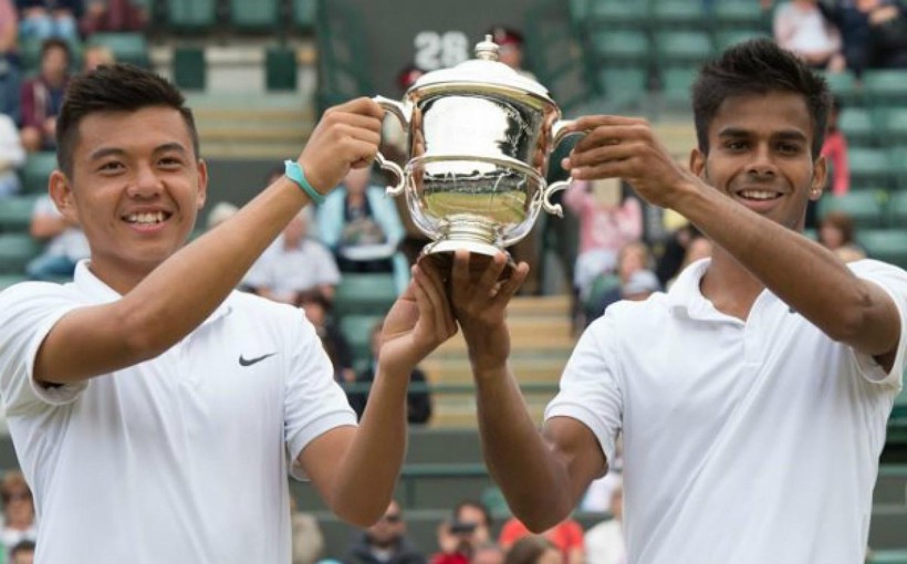 Hoàng Nam (bên trái) và Nagal vô địch đôi nam trẻ Wimbledon 2015.