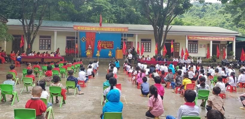 Lễ khai giảng chung của các trường học trên địa bàn xã Phà Đánh sau trận mưa lớn đêm 4/9. Tuy nhiên, các điểm trường lẻ giáo viên vẫn chưa thể vào tới nơi để tổ chức ngày khai trường.