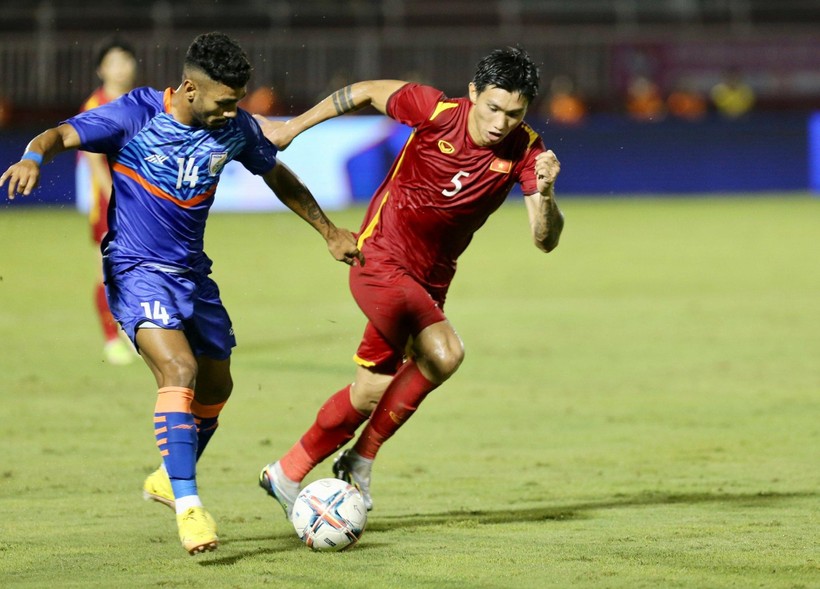 Văn Hậu (bên phải) trong trận đội tuyển Việt Nam thắng Ấn Độ với tỷ số 3 - 0.