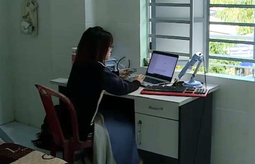 Em Lê Thị Lâm Như, sinh viên Trường Đại học Bách khoa (Đại học Đà Nẵng) sử dụng wifi miễn phí để phục vụ việc học tập. 