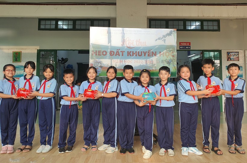 Học sinh Trường Tiểu học Phạm Văn Hai trong ngày hội thu heo đất lấy tiền ủng hộ cho học sinh khó khăn trong trường.