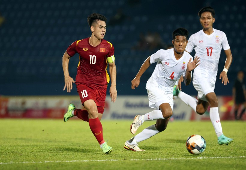Tuyển thủ U20 Việt Nam Khuất Văn Khang (10) trong trận đấu ở vòng loại U23 châu Á 2023.