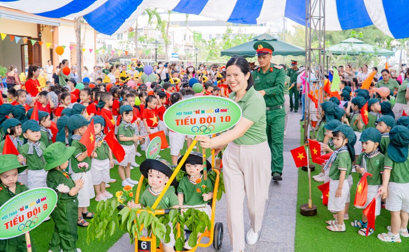 Các bé Trường Mầm non Ngọc Lan tham gia hoạt động trong hội thao Bé đi giữa cờ hoa.