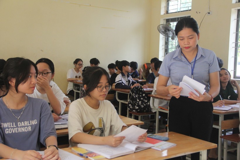 Ngoài công tác chủ nhiệm, cô Duyên còn đảm nhận vai trò là giáo viên bồi dưỡng và ôn thi môn Toán cho học sinh lớp 9 Trường THCS Nam Hồng (thị xã Hồng Lĩnh).