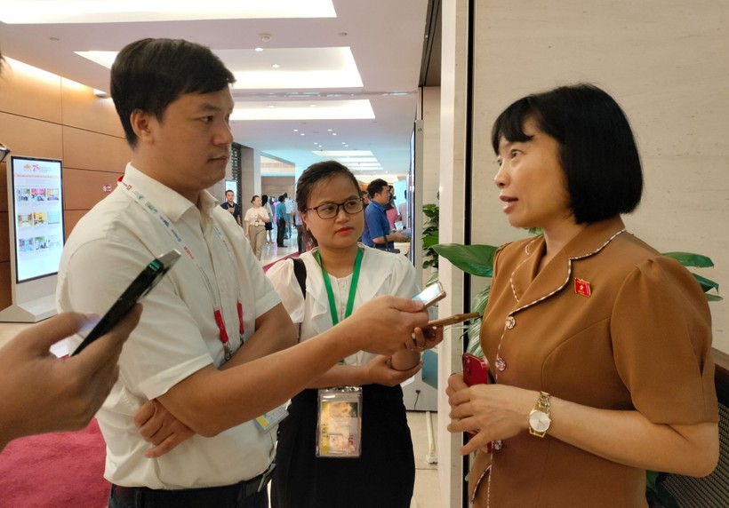 Phóng viên Báo GD&TĐ phỏng vấn ĐBQH Nguyễn Thị Việt Nga.