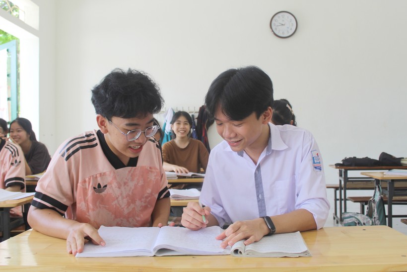Tiến và bạn thân học cùng lớp tại Trường THCS Thị trấn Thường Xuân. 