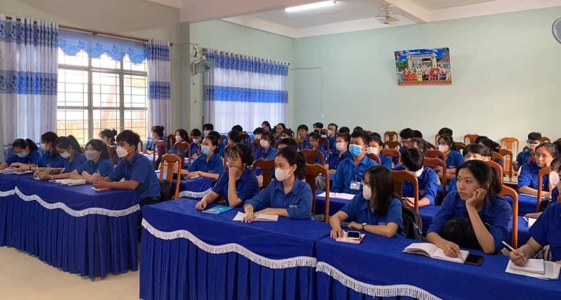 Trường THPT Trần Quốc Tuấn có 5 học sinh định chuyển đổi tổ hợp môn Tự nhiên sang Xã hội.