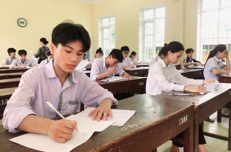 Thí sinh tham dự kỳ thi tuyển sinh vào lớp 10 THPT công lập năm 2023, tại điểm thi Trường THPT Mỹ Lộc (Nam Định). Ảnh: Đình Tuệ