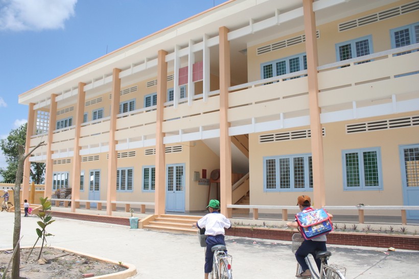 Trường Tiểu học Mỹ Thạnh Nam, huyện Cai Lậy (Tiền Giang) được đầu tư xây dựng khang trang.