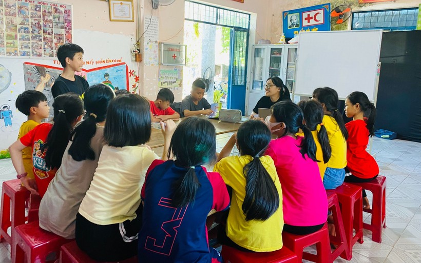 Cô giáo Nguyễn Thị Hồng Tâm dạy kỹ năng sống, sức khoẻ tinh thần cho học sinh tại lớp học cộng đồng 2 - Tổ chức Trả lại tuổi thơ.