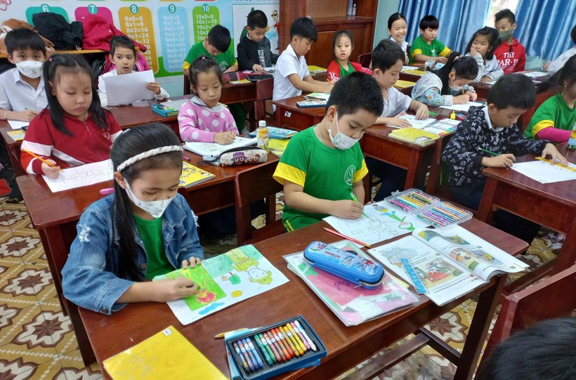 Trường Tiểu học Duy Tân (quận Liên Chiểu) tăng sĩ số học sinh/lớp ở 43-45 em/lớp để giải quyết tình trạng thiếu phòng học. 