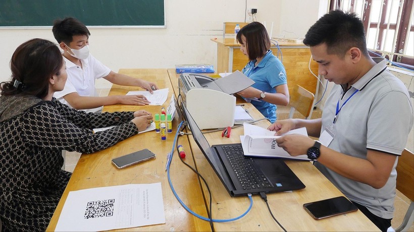Phụ huynh học sinh nộp hồ sơ nhập học tại Trường THPT Minh Quang (huyện Ba Vì).