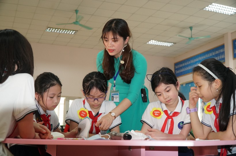 Giờ đọc sách có hướng dẫn của cô trò Trường Tiểu học Lê Mao, TP Vinh, Nghệ An.