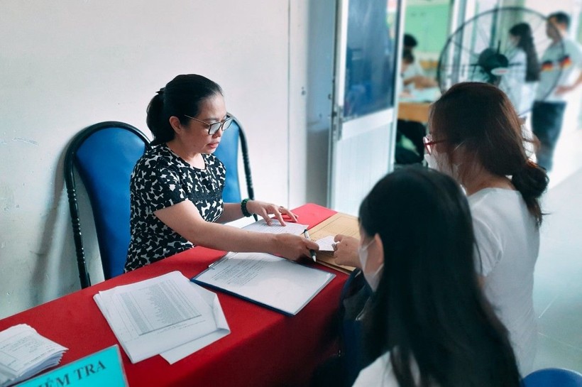 Trường THPT Nguyễn Hữu Thọ tư vấn cho phụ huynh đến làm hồ sơ cho con nhập học vào lớp 10, năm học 2023 - 2024.