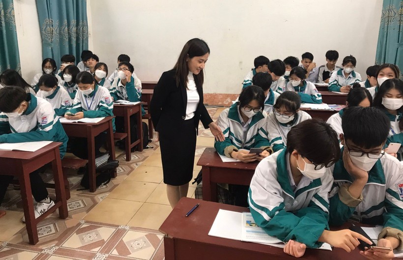 Trong các giờ học, giáo viên giúp học sinh khai thác tài nguyên trên mạng tại Trường THPT Trần Nhân Tông, Nam Định.