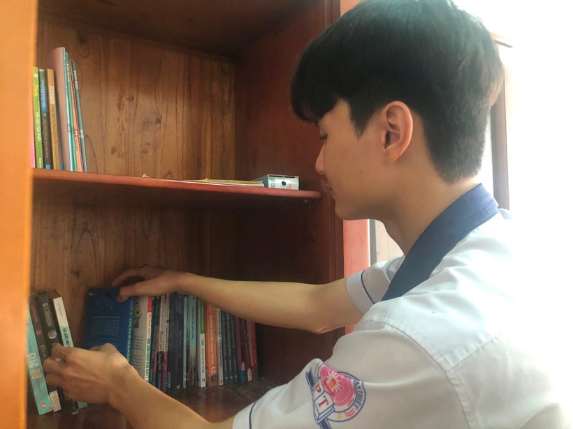 Học sinh Trường THPT Phan Thiết (TP Phan Thiết, Bình Thuận) đến phòng tư vấn tâm lý học đường mượn sách về kỹ năng sống. Ảnh: Báo Bình Thuận 