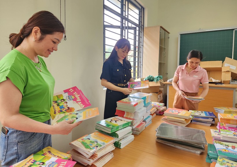 Trường Tiểu học Trường Thi (TP Vinh) chuẩn bị sách giáo khoa cho năm học mới.
