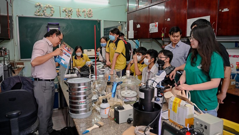 Học sinh trải nghiệm tại Ngày hội khoa học mở của Trường ĐH Khoa học Tự nhiên - ĐHQG TPHCM.
