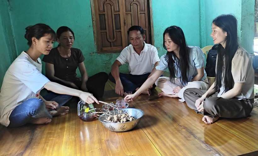Vợ chồng thầy giáo Lương Văn Chung và 3 con gái tại gia đình.