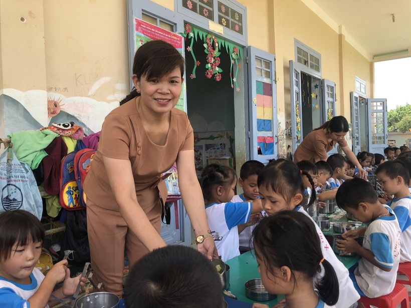 Cô giáo Nguyễn Thị Hường chăm sóc bữa ăn cho học sinh.