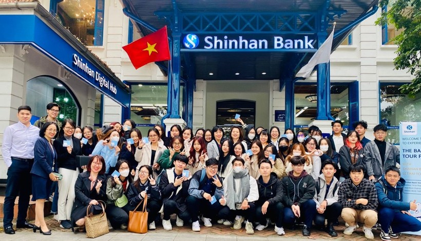 Sinh viên Khoa Ngân hàng đi tham quan thực tế tại Ngân hàng Shinhanbank. Ảnh: NTCC