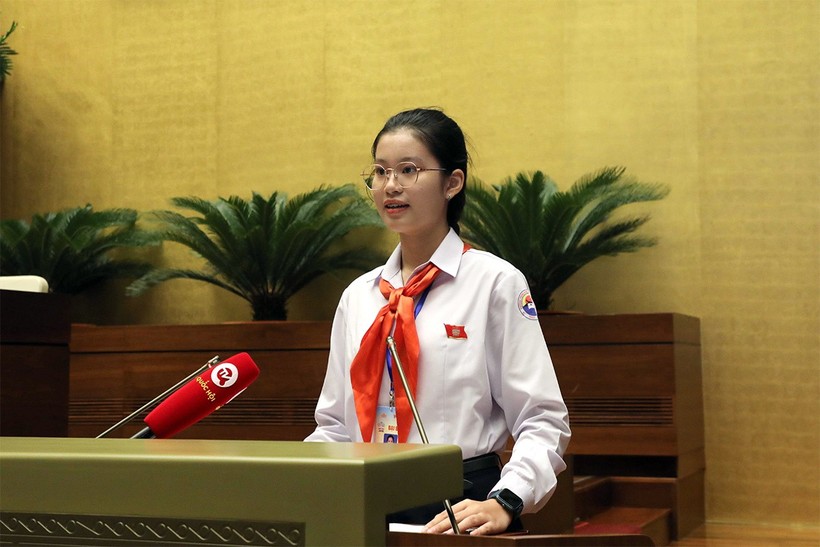 Đặng Cát Tiên, Chủ tịch “Quốc hội trẻ em” phát biểu tại phiên họp toàn thể. 