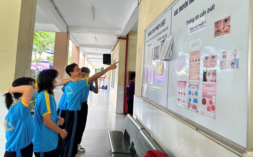 Học sinh Trường THPT Lê Trọng Tấn (quận Tân Phú, TPHCM) xem bảng tin của trường. Ảnh: Minh Anh