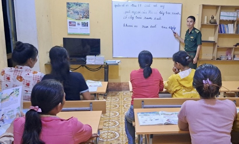 Thầy giáo mang quân hàm xanh Đồn Biên phòng Ia Lốp dạy chữ cho học viên khu dân cư suối Khôn.