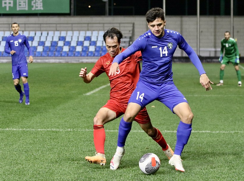 Cầu thủ Uzbekistan (bên phải) có thể hình vượt trội so với cầu thủ Việt Nam. Ảnh: INT.