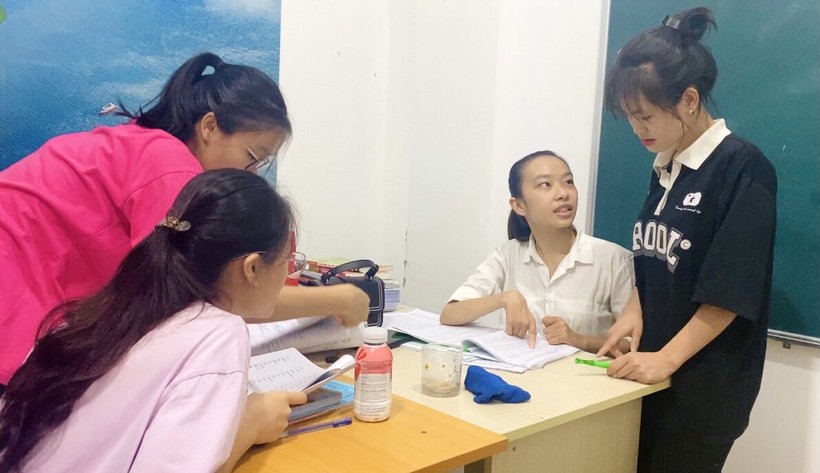 Tú Anh (thứ 2 từ phải qua) hiện làm trợ giảng tại một trung tâm tiếng Trung tại TP Vinh, Nghệ An.