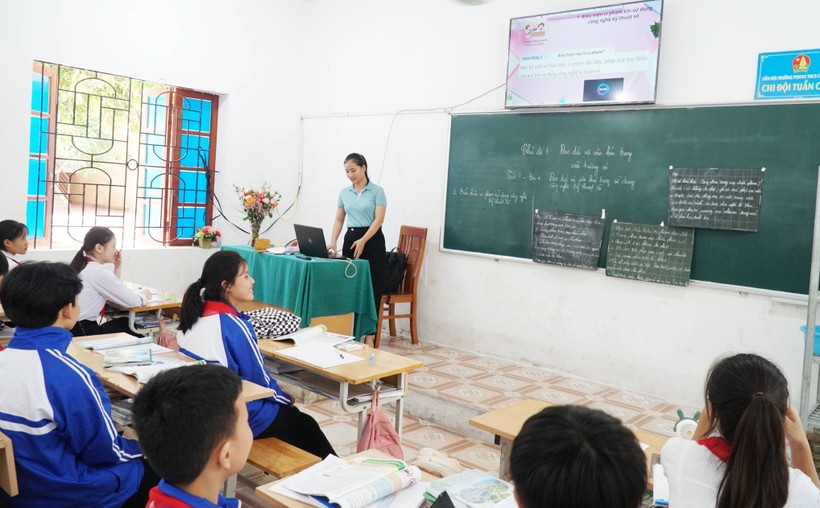 Cô Nguyễn Thị Hà dạy lý thuyết môn Tin học trên lớp.