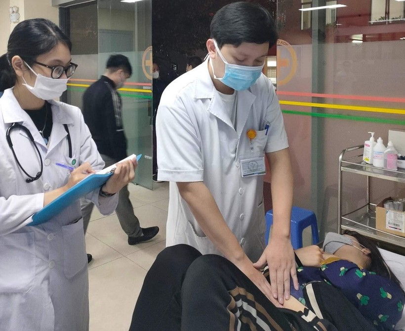 Bác sĩ Phạm Quang Khải - Khoa Thận tiết niệu và Nam học, Bệnh viện E đang cấp cứu cho bệnh nhân. Ảnh: NVCC
