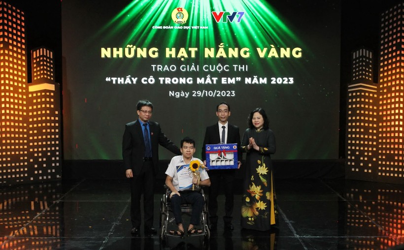 Thứ trưởng Bộ GD&ĐT Ngô Thị Minh và Chủ tịch Công đoàn Giáo dục Việt Nam trao giải Đặc biệt cho tác giả đoạt giải và nhân vật thầy giáo trong tác phẩm.