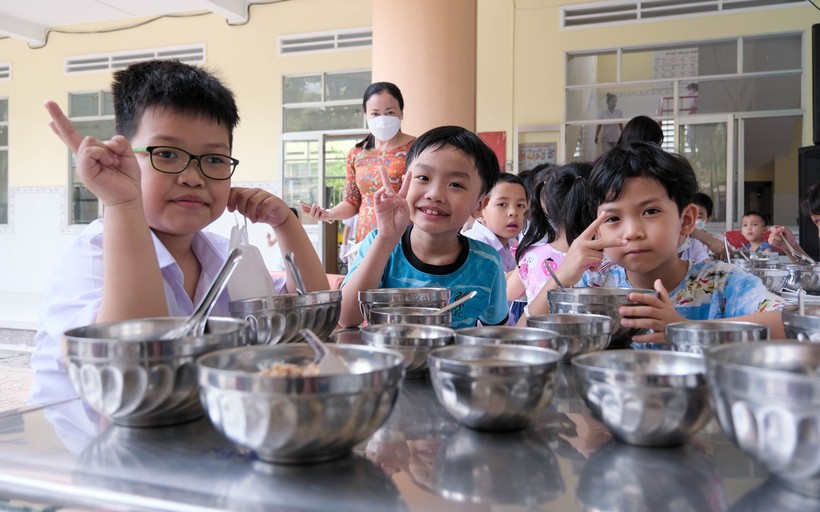 Học sinh Trường Tiểu học Ngô Quyền (quận Ninh Kiều, TP Cần Thơ) trong bữa ăn trưa tại trường. Ảnh: Trường Tiến