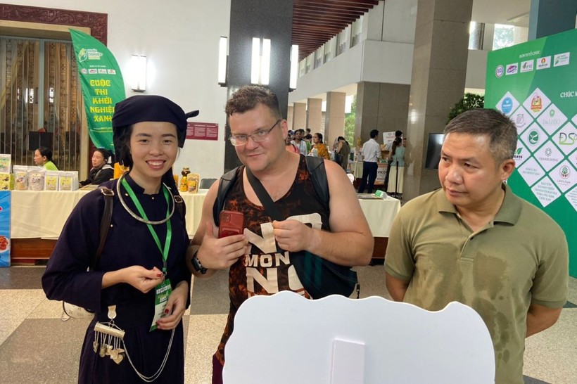 Chị Lăng Thị Thơ giới thiệu sản phẩm của mình với du khách quốc tế. Ảnh: NVCC