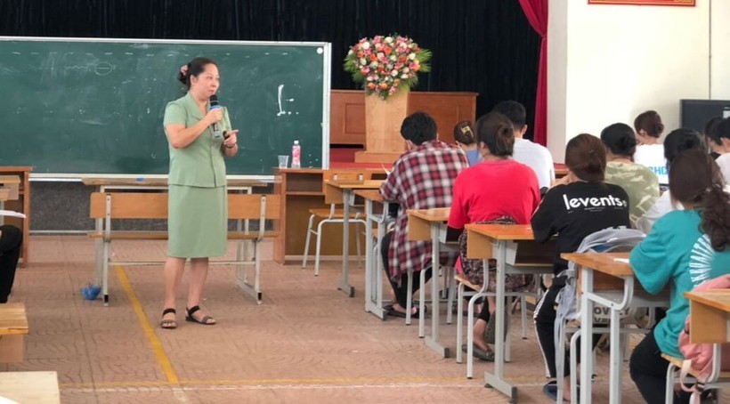 Cô Đinh Thị Thái Hà trong giờ dạy.