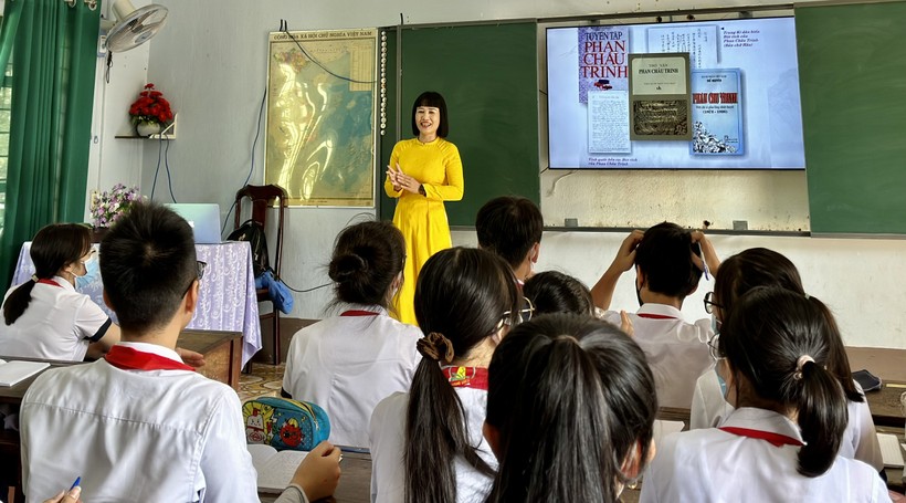Cô Nguyễn Ngọc Thuý và học sinh Trường THCS Phan Chu Trinh (TP Buôn Ma Thuột, Đắk Lắk) trong giờ Ngữ văn. Ảnh: NVCC.