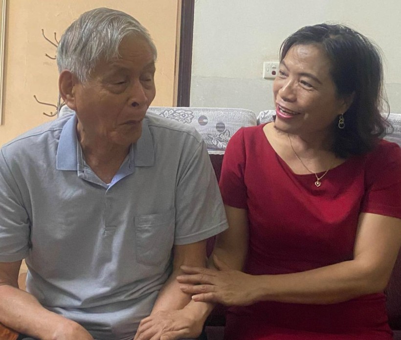 Cô giáo Lương Thị Hiên đến thăm, chúc mừng thầy Tạ Cẩn nhân Ngày Nhà giáo Việt Nam 20/11/2023. Ảnh: NVCC