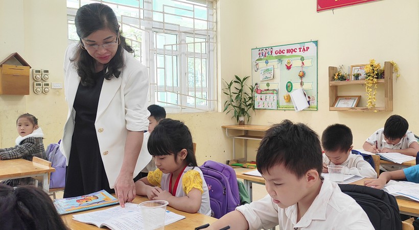 Cô giáo Lê Thị Phấn dạy học ở Trường Tiểu học Tam Chung (Mường Lát, Thanh Hóa).