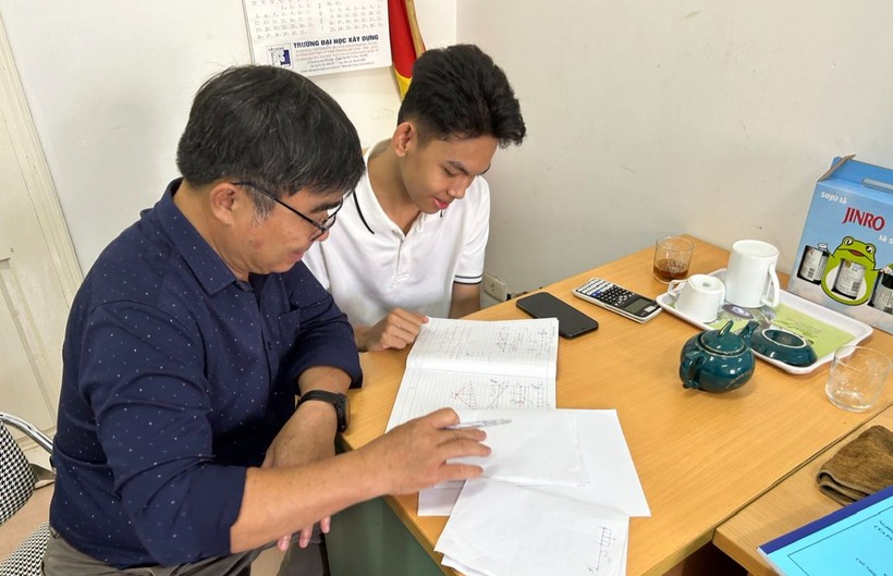 GS. TS Trần Minh Tú, Trường ĐH Xây dựng Hà Nội hỗ trợ sinh viên trong quá trình học tập. Ảnh: NVCC