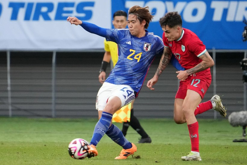 Nhật Bản (bên trái) dễ dàng thắng Thái Lan 5-0 trong trận giao hữu ngày 1/1. Ảnh: Getty.
