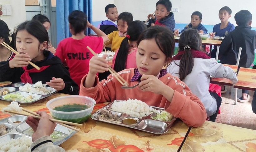 Học sinh Trường Tiểu học Quang Chiểu 2 (Mường Lát, Thanh Hóa) ăn cơm tối tại nhà ăn bán trú.