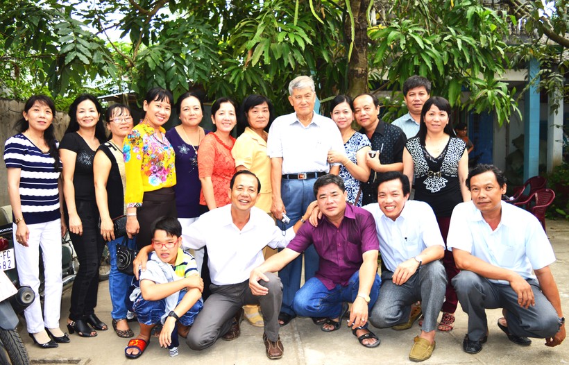 Thầy Huỳnh Văn Minh (đứng thứ 5 từ phải sang) cùng với các thế hệ cựu sinh viên. Ảnh: X. Lương