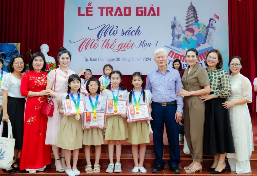 Cô trò Trường Tiểu học Trần Nhân Tông tại buổi lễ trao giải cuộc thi “Mở sách, mở thế giới” mùa 4. Ảnh: TG