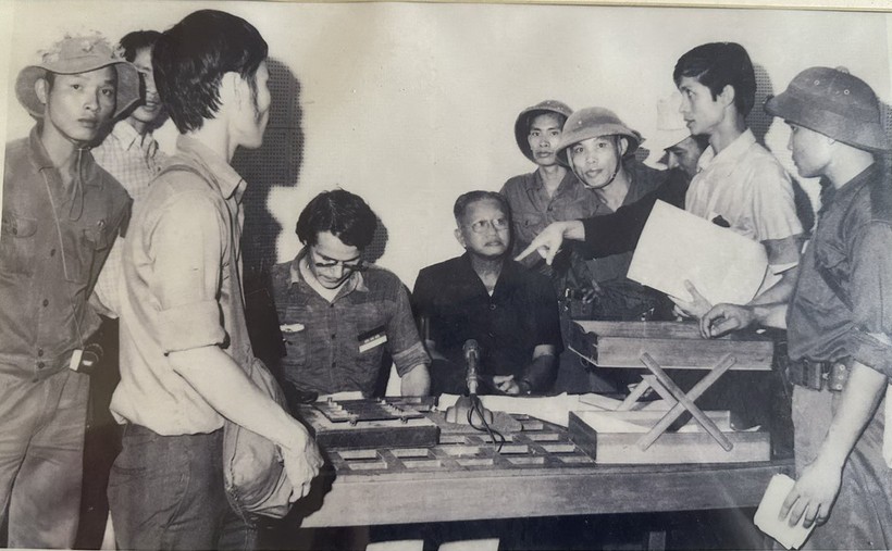 Tổng thống Dương Văn Minh tuyên bố đầu hàng vô điều kiện Quân giải phóng miền Nam tại Đài Phát thanh Sài Gòn lúc 11 giờ 30 phút ngày 30/4/1975. Trong ảnh, thầy Phùng Bá Đam đứng thứ 5 tính từ bên phải sang. Ảnh tư liệu
