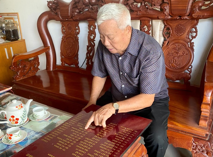 Bác sĩ Nghĩa đọc tên của từng đồng đội đã hy sinh trong khoảng năm 1961 đến 30/4/1975.